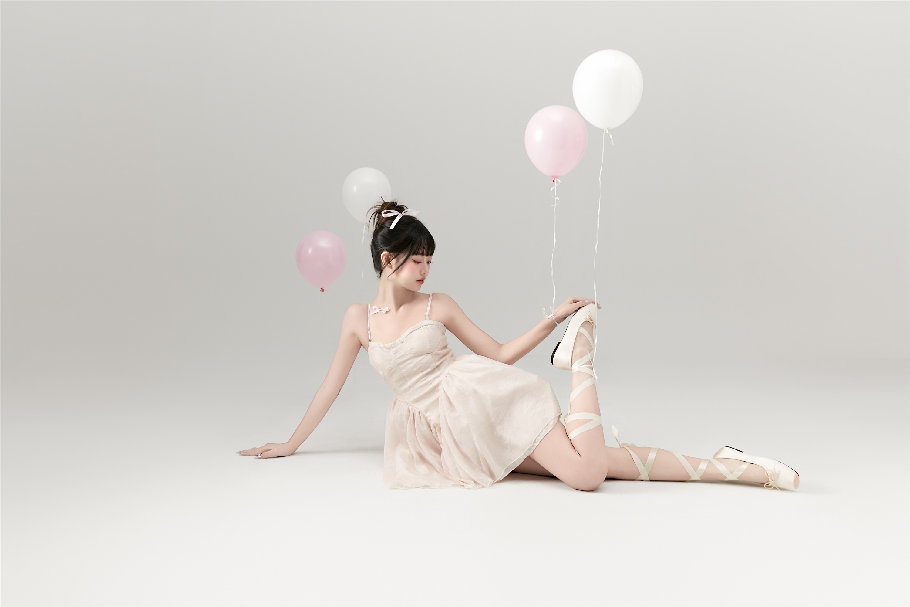 YITUYU艺图语 2025.01.01 芭蕾少女生日写真 菠萝包